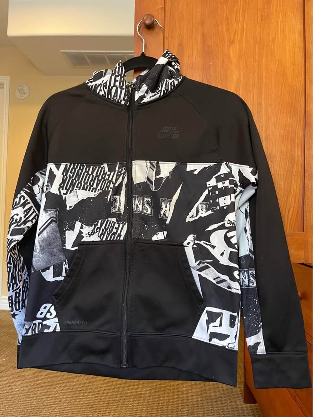 🔥🖤🤍Nike SB Therma Fit full zip graphic hoodie. Kids Large. EUC!🤍🖤🔥